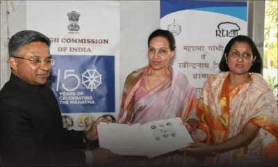 Hommage à Mahatma Gandhi : L’Inde remet des timbres commémoratifs à quatre Mauriciens