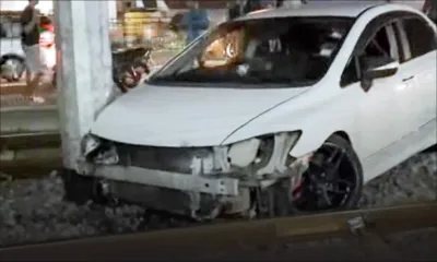 Près des rails du métro à Trianon : une voiture termine sa course contre un pylône