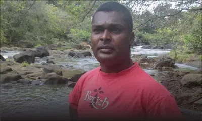 Pris au piège des eaux : il sauve ses fils au péril de sa vie