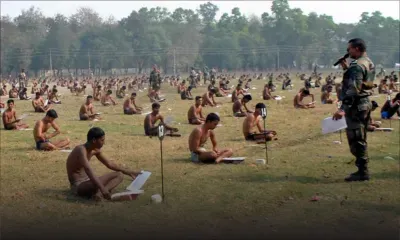 Inde: des candidats à l’armée passent leurs examens en slip