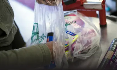 Sacs biodégradables: les fabricants réussissent à sortir la tête de l’eau