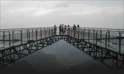 En Chine, une passerelle vertigineuse en verre défie les records
