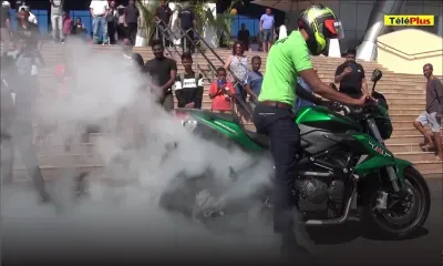 Démonstration de burn en moto au Salon de l'Automobile