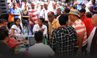 Au marché de Port-Louis : Xplik ou K à la rencontre de ses fidèles auditeurs  
