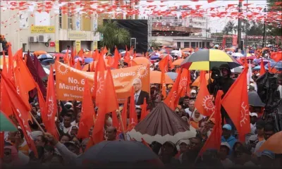 Orange et blanc sous la pluie : les partisans font vibrer l’ambiance