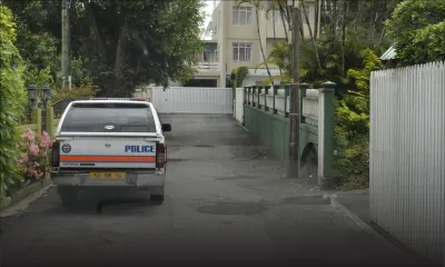 Dans la cour d’Anil Gayan: la BMW du gouvernement endommagée