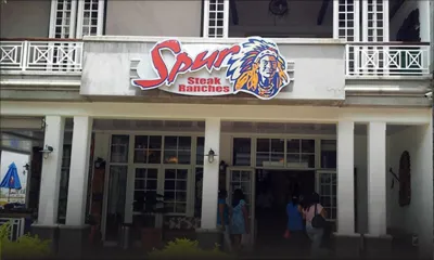 Vol au restaurant «Spur» à Bagatelle: une fourgonnette blanche recherchée