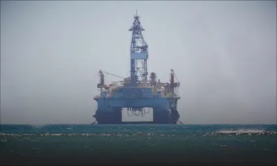 Une plate-forme pétrolière au large de Port-Louis