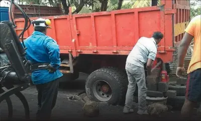 À Rivière-du-Rempart : un camion finit sa course dans un trou béant