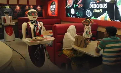 Pizzas automates : des robots serveuses font la joie du Pakistan