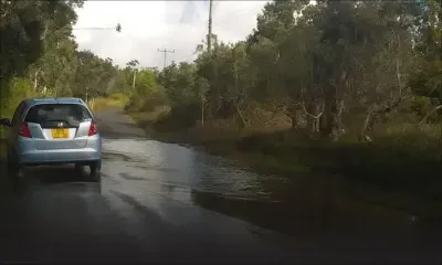 Des flaques d’eau sur la route de Pétrin