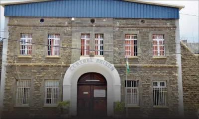 Un drone dépose un colis contenant 377 cigarettes dans la cour de la prison centrale