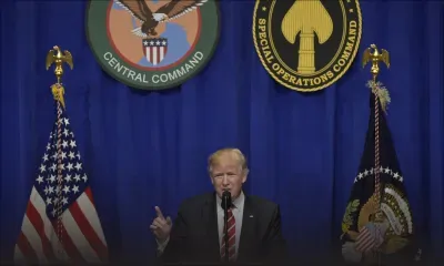 La journée de Trump: contre-attaque sur le décret migratoire, médias "malhonnêtes" et un peignoir 