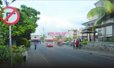 Signalisation à Flic-en-Flac: deux panneaux contradictoires