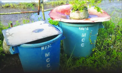 Les couvercles de ses poubelles emportés