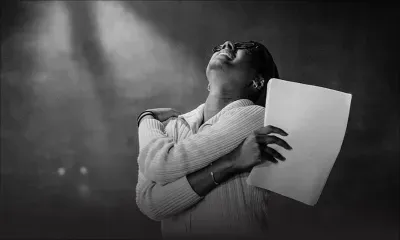 La vieille folle retourne sur les planches…