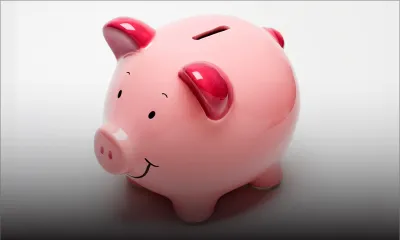 Il vole la tirelire de sa petite amie