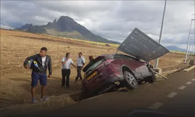 Bambous : une voiture finit sa course dans un caniveau
