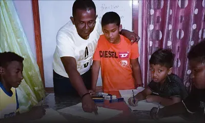 Kavin Cassy, l'enseignant qui donne des leçons gratuites