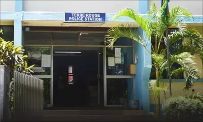 Grave accident à Riche-Terre : un homme et sa petite-fille percutés par une voiture 