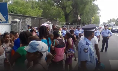 Inondations : plusieurs familles mécontentes devant le poste de police d'Abercrombie 