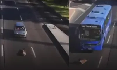 Un homme s’allonge sur la route et passe sous des véhicules!