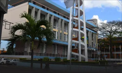 Les agents municipaux confisquent ses articles : un colporteur les accuse de vol de porte-monnaie