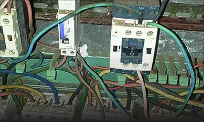 À Goodlands : des boîtiers électriques laissés à découvert aux risques et périls