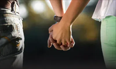 La lumière au bout du tunnel : une femme battue trouve l’amour auprès d’un gentleman séropositif 