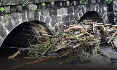 Inondation - L’origine du problème: le pont de Bramsthan bouché par des débris des champs de canne