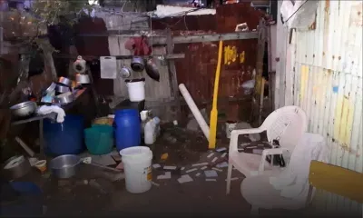 En attendant un logement NHDC : elle vit dans une maison en tôle à la lueur d’une bougie