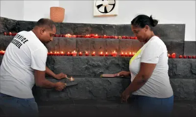 Au caveau du père Laval : voir le pape de plus près