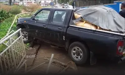 Gros-cailloux : Un pick-up fait une sortie de route et fini sa course contre les parapets