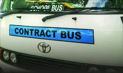 Affichage des autocollants : un chauffeur de van scolaire nage dans la confusion