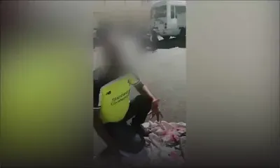 Un policier malmène verbalement un colporteur 