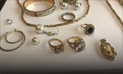 Utilisant Facebook pour appâter ses proies : il récupère des bijoux pour les nettoyer et disparaît