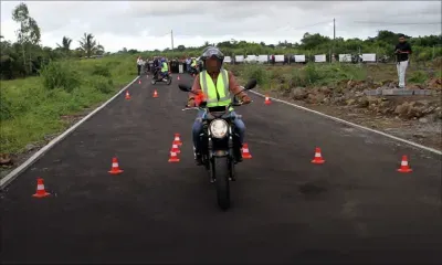 Moto-écoles : des formateurs dispensent des cours au noir
