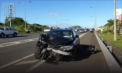 Accident : collision entre deux voitures à Ebène ce matin
