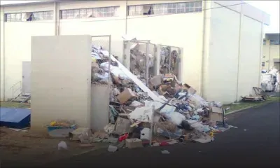 Des déchets jonchent le sol du parc indsutriel de La-Tour-Kœnig