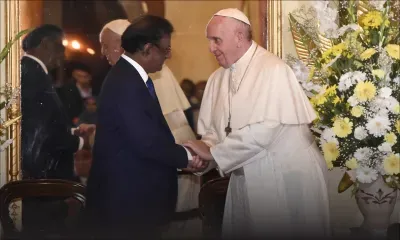 Ambiance à la State House : quand le pape revêt les habits de chef d’État 