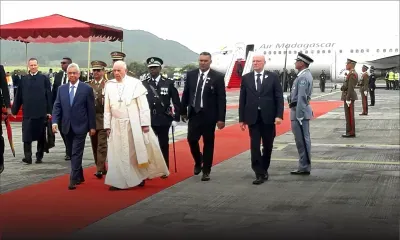 Visite papale - À l’aéroport : en deux temps, trois mouvements 