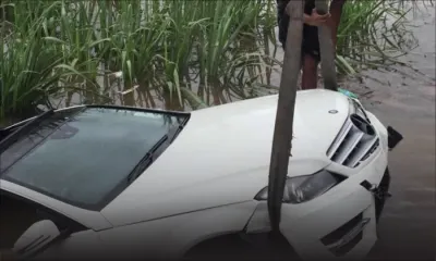 Une Mercedes submergée par les eaux à Grand-Baie
