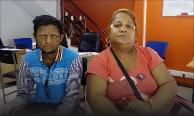 Un couple avec des enfants cherche de l’aide