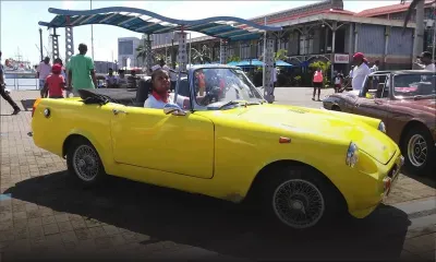 Voitures vintage: des jeunes automobilistes en mode rétro