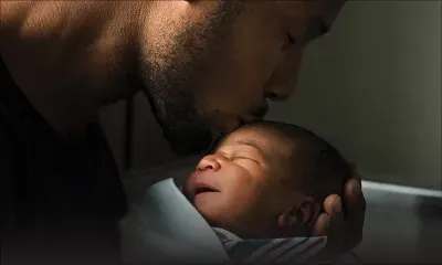 Hôpital public : les pères bientôt autorisés en salle d’accouchement