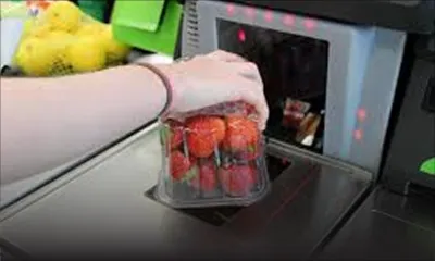 Vol perpétré par le personnel : la caissière fait mine de scanner des articles non payés par ses collègues