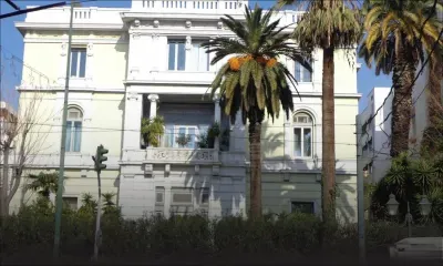 Grèce: jet de grenade sur l'ambassade de France, un policier blessé