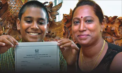 Malvoyant et handicap aux pieds : Naissen brille au CPE grâce à sa belle-mère