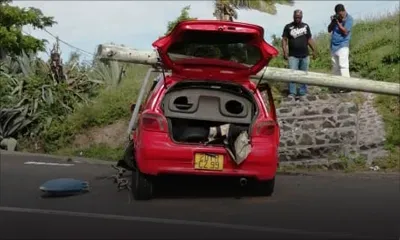 Rodrigues : une voiture finit sa course contre un pylône 