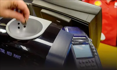 Commerce: une caisse enregistreuse qui rend elle-même la monnaie